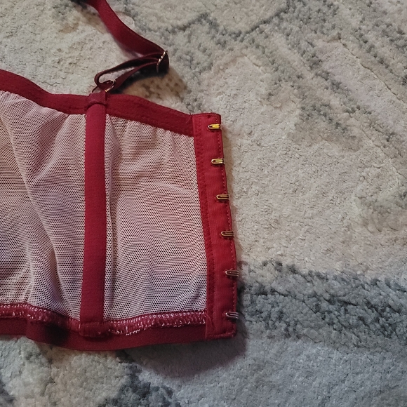 Victoria's Secret Red Lace Bra with Scalloped Edges - Picture 4 of 5